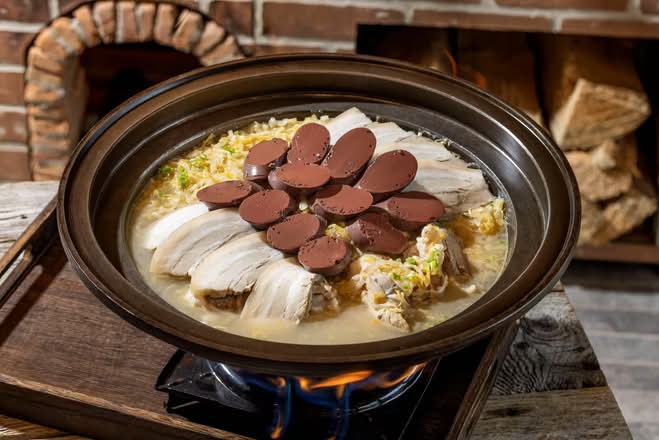 东北杀猪菜(血肠、五花肉)配烀饼或者手工花卷/ Northeastern Pig-killing Dish (Blood Sausag